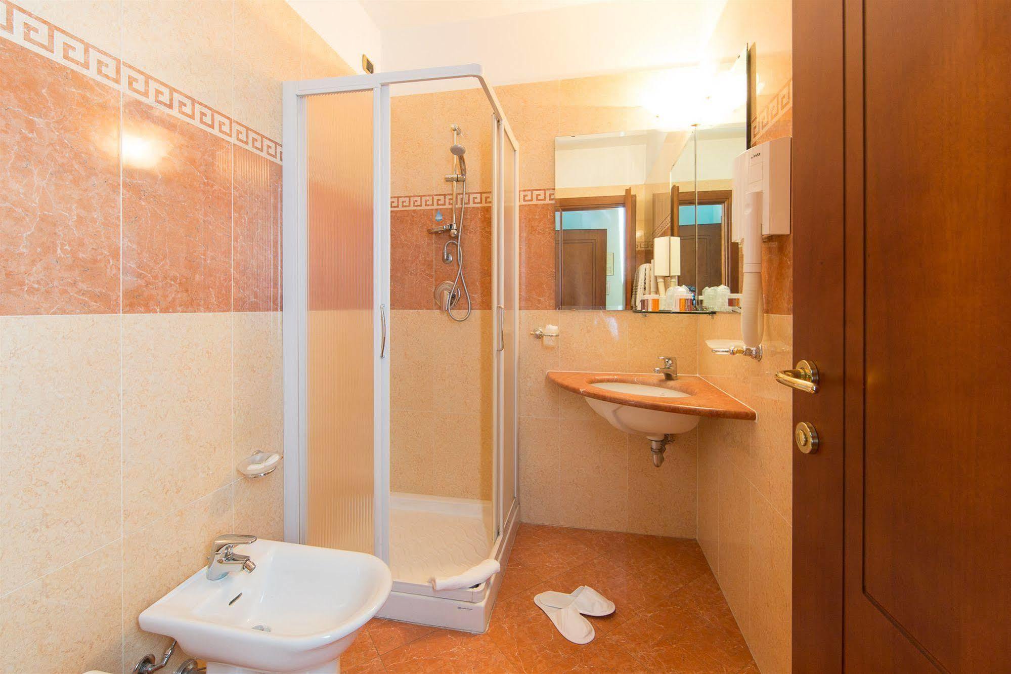 Hotel Londra Alessandria Exterior photo